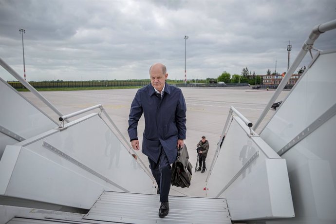 16 May 2023, Schoenefeld: German Chancellor Olaf Scholz walks to the Air Force Airbus A350 on the military section of BER Berlin-Brandenburg Airport for the flight to Iceland, ahead of The Council of Europe summit. Photo: Kay Nietfeld/dpa