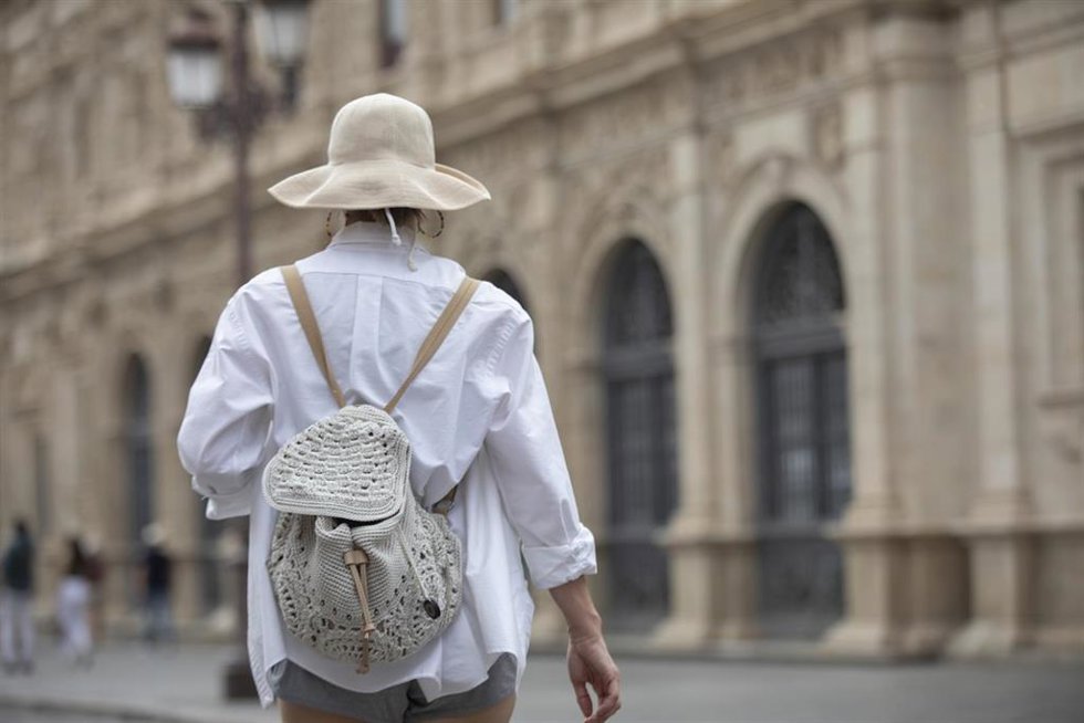 Turista en el centro de Sevilla.