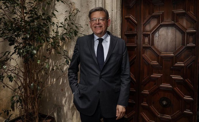 El presidente de la Generalitat Valenciana, Ximo Puig, posa tras una entrevista para Europa Press