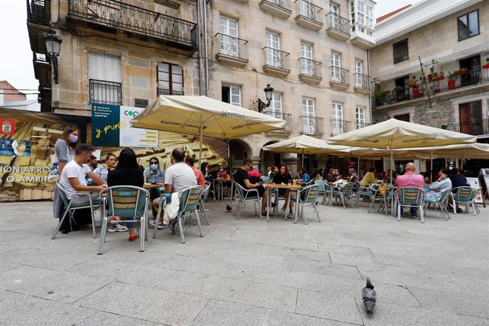 Archivo - Varias personas en una terraza de Vigo, a 26 de junio de 2021, en Pontevedra, Galicia (España). Galicia continúa su desescalada frente a la pandemia, con una ampliación generalizada de los aforos en espacios y eventos. En el caso del interior 