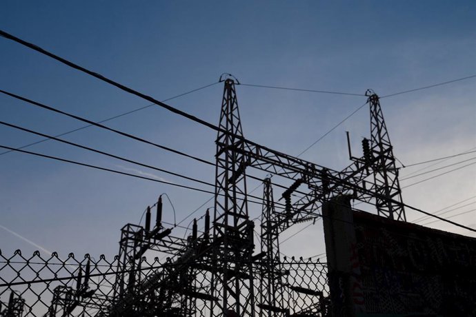 Archivo - Tendido eléctrico, a 31 de diciembre de 2022, en Barcelona, Cataluña (España). El precio de la luz para los clientes de tarifa regulada vinculados al mercado mayorista ha cerrado 2022 en 209,4 euros por megavatio hora (MWh) de media, por lo qu