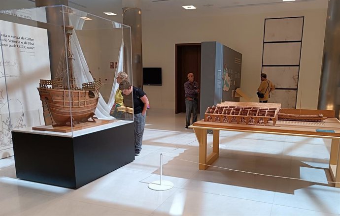 Visitantes en la exposición