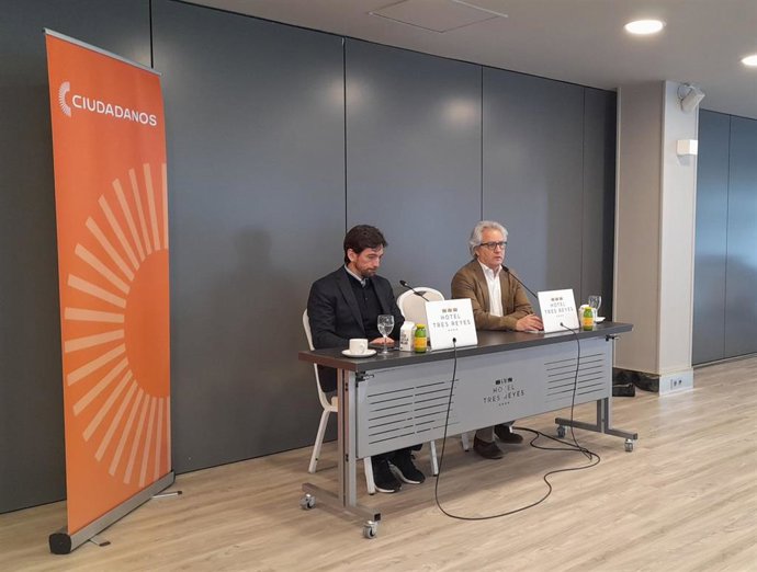 El secretario general nacional de Ciudadanos y eurodiputado, Adrián Vázquez, junto al candidato de Ciudadanos a la Presidencia del Gobierno de Navarra y coordinador nacional del partido, Carlos Pérez-Nievas