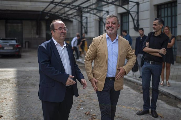 Archivo - El ministro de Cultura, Miquel Iceta, y Jaume Collboni, tras la presentación del proyecto de construcción de la Biblioteca Provincial de Barcelona, en la estación de Francia, a 2 de septiembre de 2022, en Barcelona, Catalunya (España).