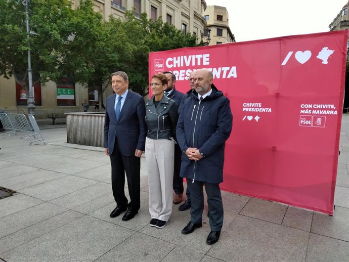 El ministro Luis Planas y la candidata socialista María Chivite en un acto electoral en Pamplona.