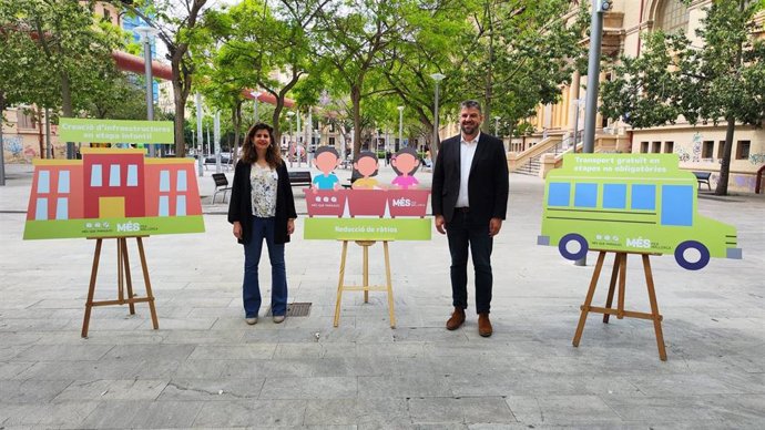 La numero dos de MÉS per Mallorca al Parlament, Maria Ramon, y el cabeza de lista, Lluís Apesteguia, en un acto en la plaza del Tubo.