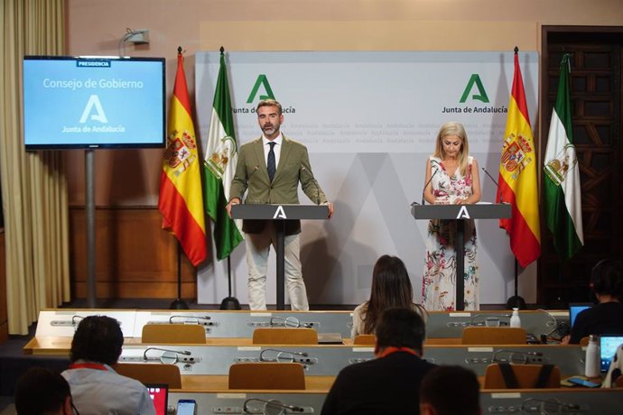 El consejero de Sostenibilidad, Medio Ambiente y Economía Azul y portavoz del Gobierno, Ramón Fernández Pacheco, y la consejera de Desarrollo Educativo y Formación Profesional, Patricia del Pozo, en rueda de prensa. (Foto de archivo).