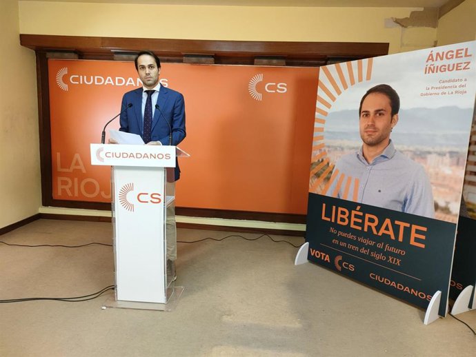 El candidato de Cs a la presidencia del Gobierno de La Rioja, Ángel Íñiguez,en comparecencia de prensa