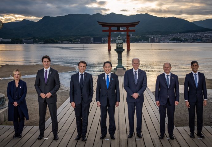 (I-D) Giorgia Meloni, Justin Trudeau, Emmanuel Macron, Fumio Kishida, Joe Biden, Olaf Scholz y Rishi Sunak posan en la isla de Miyajima (Hiroshima) durante la reunión de los líderes del G7