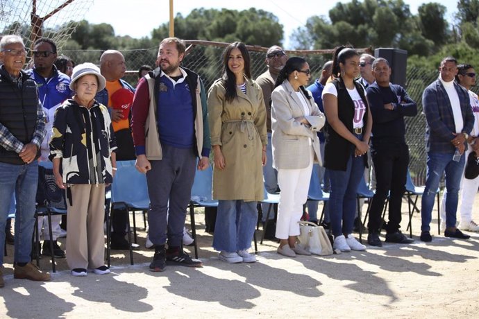 Archivo - Villacís durante a la colocación de la primera piedra de un campo de sóftbol y ground golf en Latina.