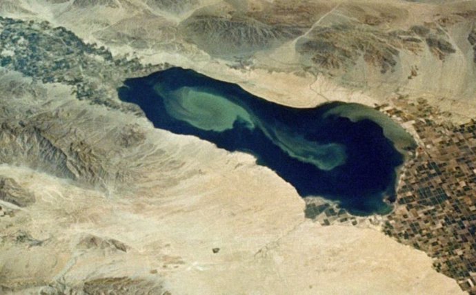 Lago en el desierto