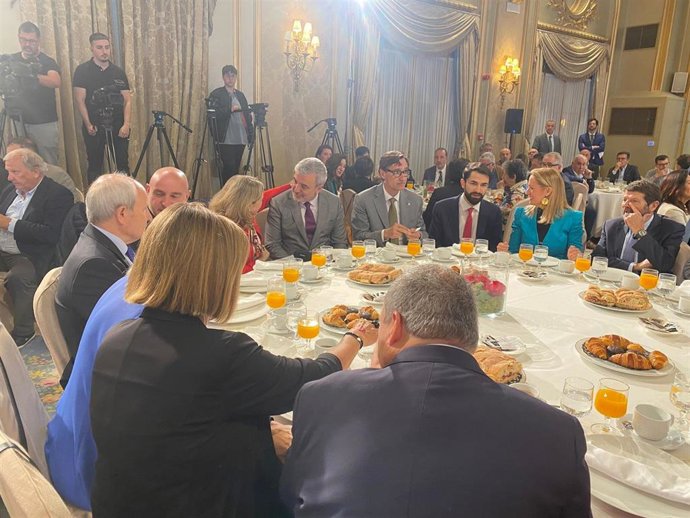 El alcaldable del PSC, Jaume Collboni, junto a la ministra Nadia Calviño, en una conferencia de 'Nueva Economía Fórum'.
