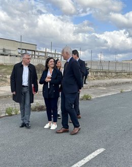 Los candidatos socialistas Concha Andreu y Pablo Hermoso de Mendoza en una visita al Polígono Las Cañas