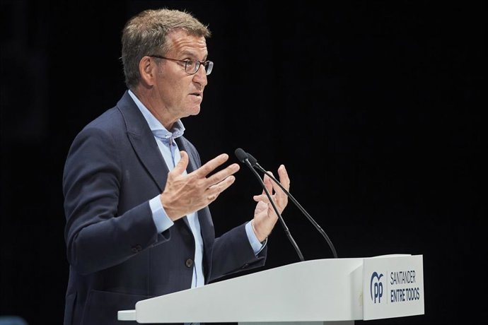 El presidente del Partido Popular, Alberto Núñez Feijóo, durante un acto de campaña del Partido Popular, en el Palacio de Festivales, a 17 de mayo de 2023, en Santander, Cantabria (España). El regreso de Feijóo a Cantabria el sexto día de campaña electo