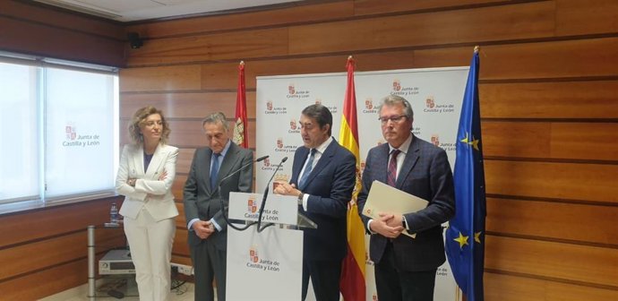 El consejero de Medio Ambiente, Vivienda y Ordenación del Territorio, Juan Carlos Suárez-Quiñones, durante la rueda de prensa de firma del convenio