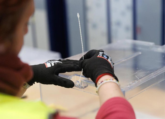 Archivo - Una mujer trabaja en las instalaciones del centro logístico de las elecciones locales y autonómicas del 28-M, en el Polígono de La Garena.