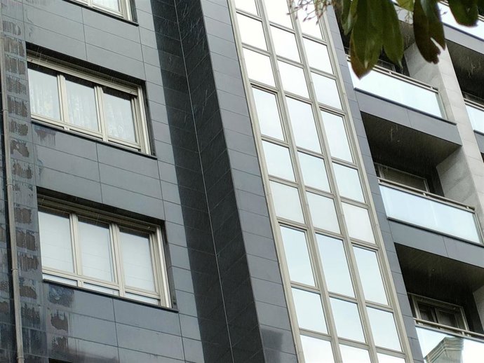 Edificio de la calle Facetos de Oviedo en el que murieron dos menores de 12 años, precipitadas por la ventana desde el cuarto piso.