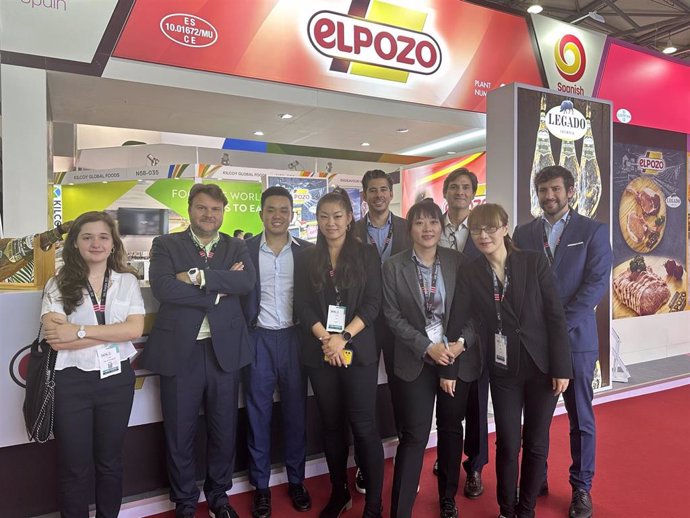 Imagen de parte del equipo comercial presente en la feria Sial Shanghái