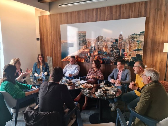 La candidata del PP a la Alcaldía de Teruel, Emma Buj, se ha reunido con comerciantes