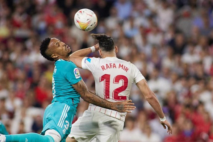 Archivo - Eder Militao y Rafa Mir pelean por una pelota en un Sevilla-Real Madrid