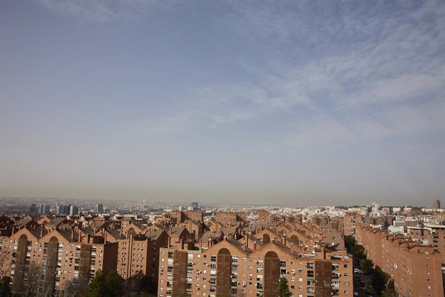 Archivo - Imagen de la boina de contaminación en Madrid, a 10 de febrero de 2022, en Madrid (España).