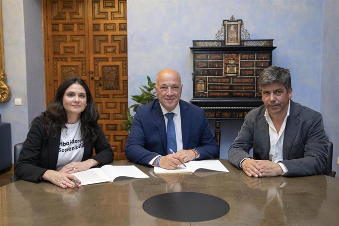 El presidente de la Diputación de Córdoba, Antonio Ruiz (centro), en el acto de firma con la Asociación Club Unesco Córdoba.