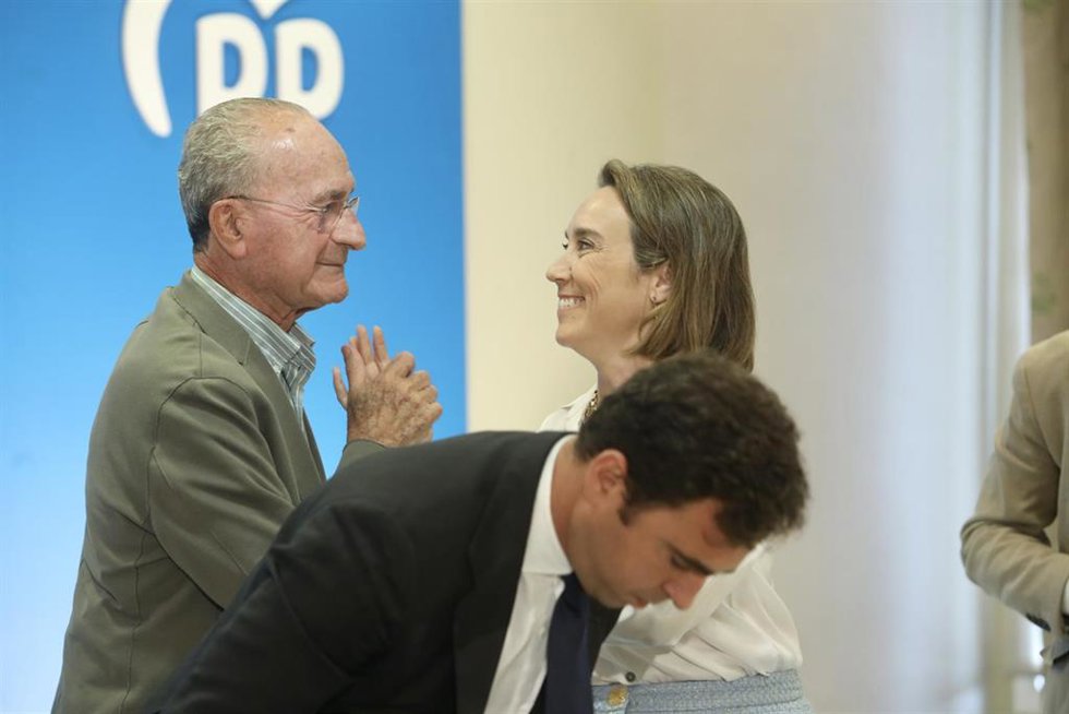 La secretaria general del PP, Cuca Gamarra, interviene durante la reunión con la Asociación Provincial de Constructores y Promotores de Málaga junto al alcalde y candidato, Francisco de la Torre