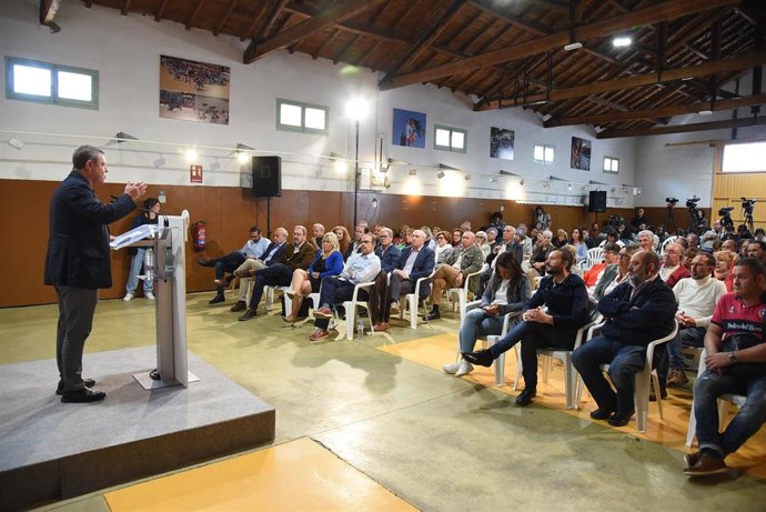 El candidato del PSOE a la Presidencia de C-LM, Emiliano García-Page, en El Casar.