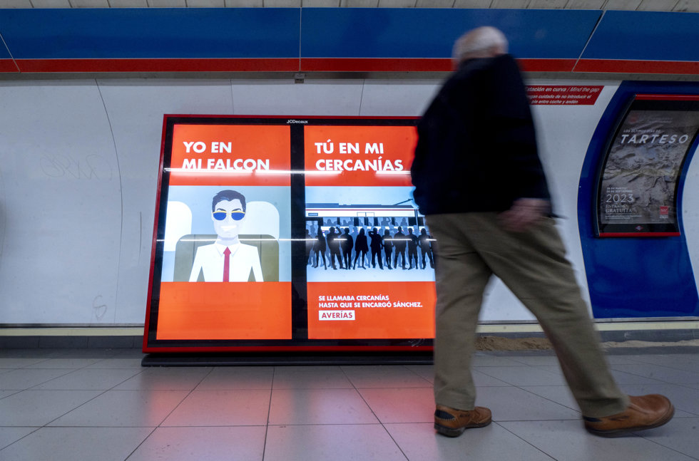 Un hombre pasa por delante de un cartel digital contra el presidente del Gobierno, en el metro de la Puerta del Sol, a 19 de mayo de 2023, en Madrid (España).