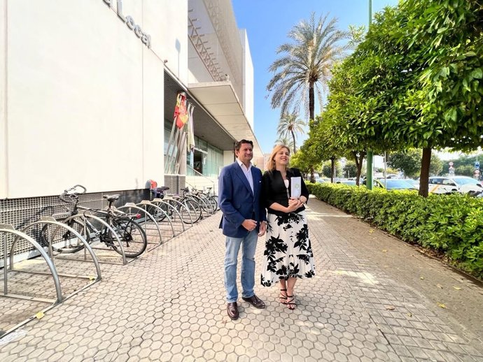 La candidata de Vox a la Alcaldía, junto a la sede central de la Jefatura de la Policía Local.