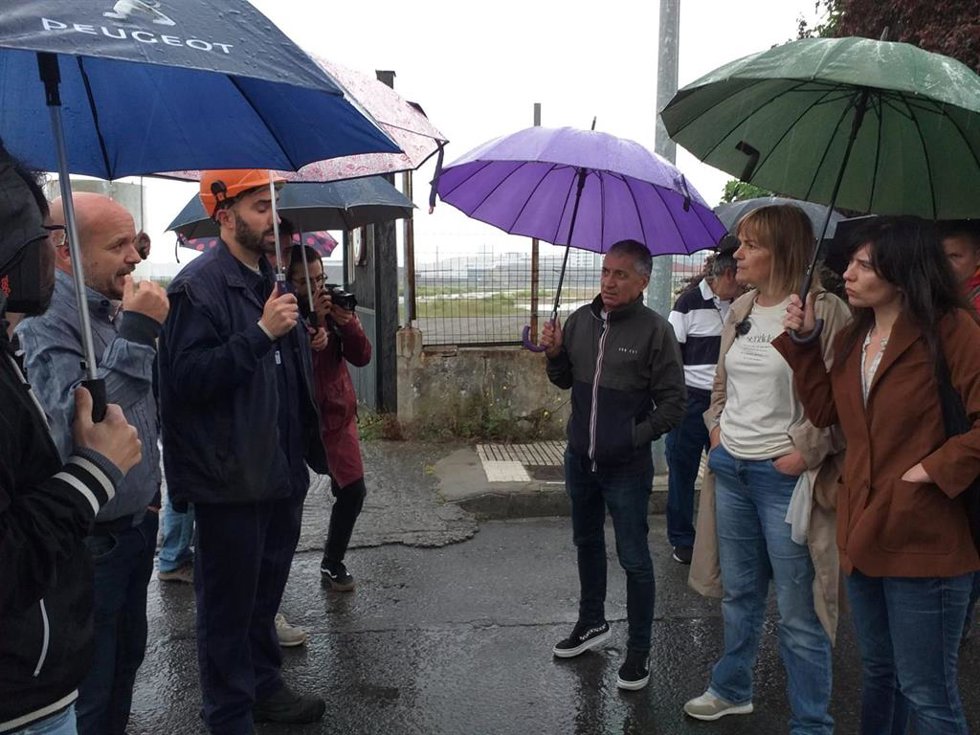 La candidata de Podemos Asturies a la Presidencia del Principado de Asturias, Covadonga Tomé, a la entrada del Tallerón de Duro Felguera