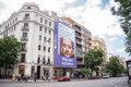 Podemos coloca una lona en el distrito de Salamanca con las palabras de Pablo Casado sobre el hermano de Ayuso