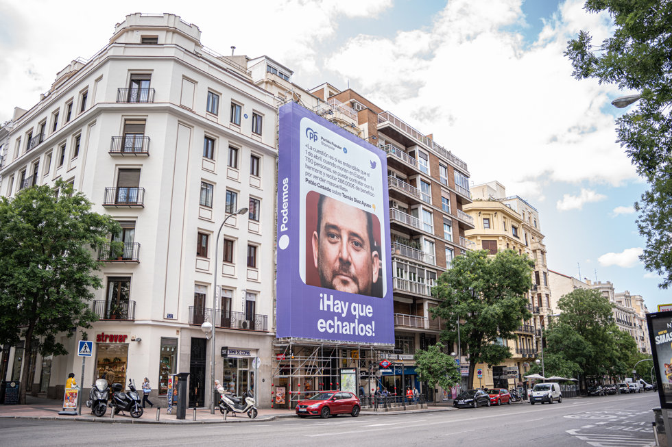 Una lona colgada en el distrito de Salamanca, a 19 de mayo de 2023, en Madrid (España). Podemos ha colocado hoy una lona en la calle Goya de Madrid, en pleno barrio de Salamanca