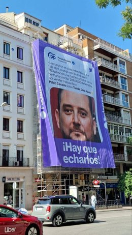 Podemos coloca una lona en el distrito de Salamanca con las palabras de Pablo Casado sobre el hermano de Ayuso