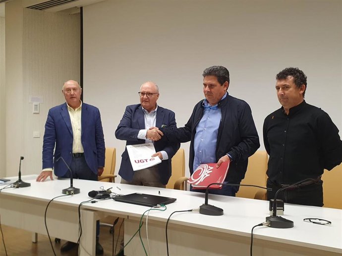Firma del convenio provincial de hostelería de Granada entre patronal y UGT.