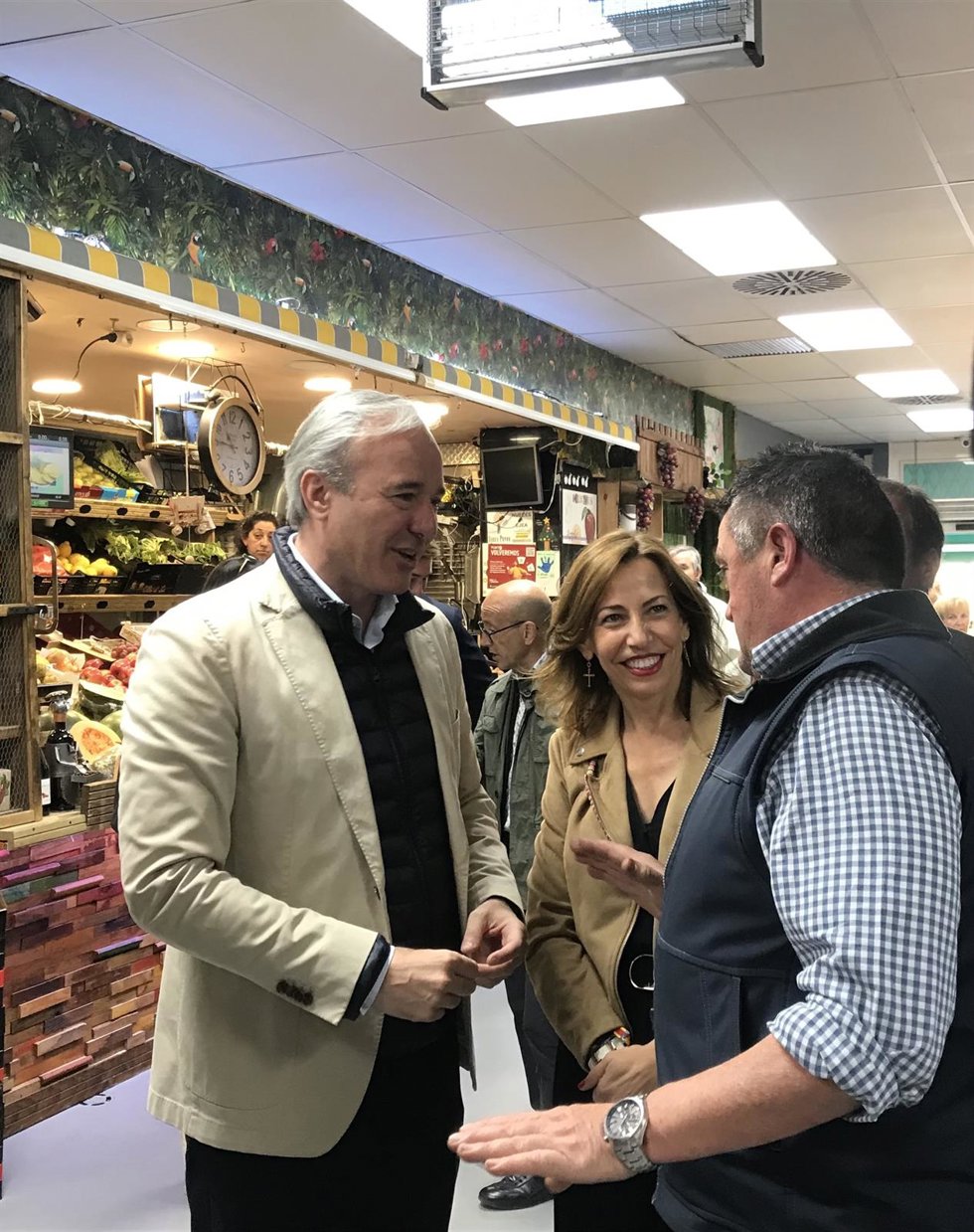 El candidato del Partido Popular (PP) a la Presidencia del Gobierno de Aragón, Jorge Azcón, en un mercado