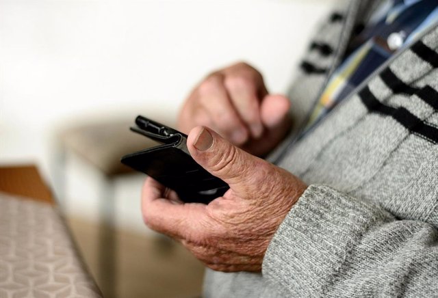 Más del 35% de los españoles mayores de 55 años no utiliza Whatsapp y el  62% no tiene Instagram, según un estudio