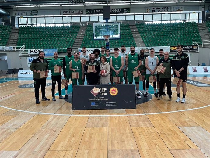 La Torta del Casar entrega quesos amparados al Cáceres Ciudad del Baloncesto por su permanencia en la LEB Oro