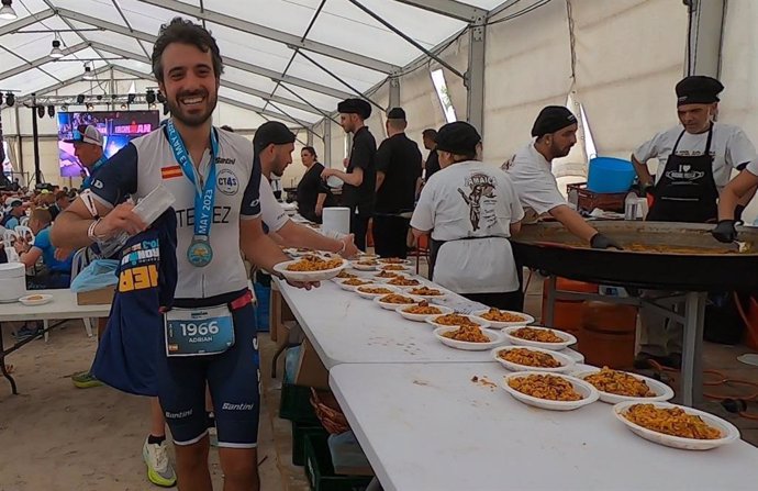 Ironman degustando paella gigante