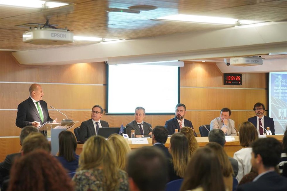 Expertos advierten que las propuestas del ponente a la reforma del mercado eléctrico pueden suponer su final