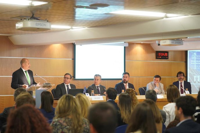 Expertos advierten que las propuestas del ponente a la reforma del mercado eléctrico pueden suponer su final