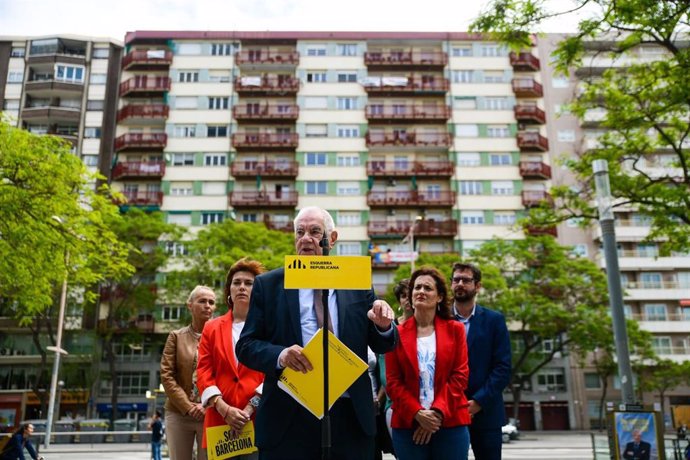 Ernest Maragall ante los pisos de la calle Tarragona.