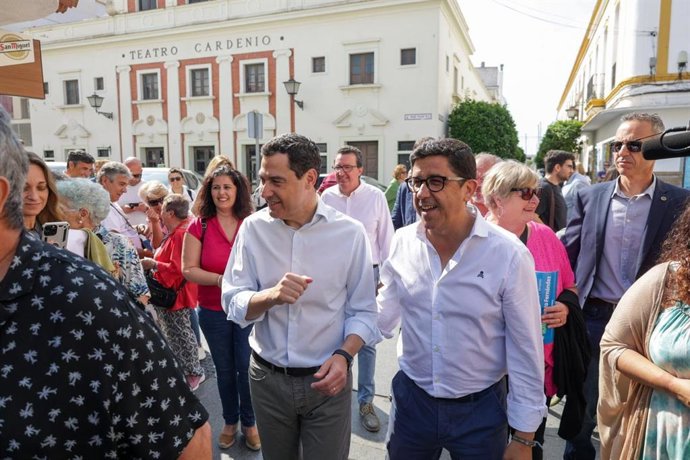 El presidente del PP-A, Juanma Moreno (izquierda), junto al candidato del PP a la Alcaldía de Ayamonte, Alberto Fernández.