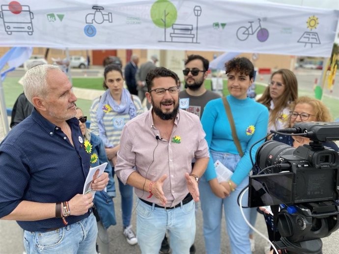 Jorge Rodríguez junto al candidato de IU en La Línea.