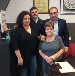 El candidato de Ciudadanos a la Presidencia del Principado de Asturias, Manuel Iñarra (arriba a la dcha), junto al diputado de Cs y candidato en Avilés, Luis Fanjul, y la presidenta y la tesorera de ELA Principado, María José Álvarez y Mónica Riera (izd