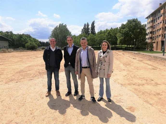 Conrado Escobar, con miembros de su candidatura, en su comparecencia de hoy en campaña electoral