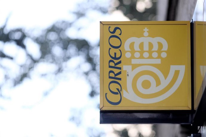 Archivo - Cartel de Correos en lo alto de una oficina 