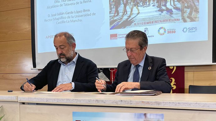 El rector de la UCLM, Julián Garde, firma un acuerdo con Federico Mayor Zaragoza