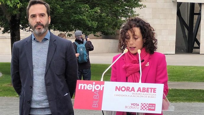 La candidata socialista a la alcaldía de Bilbao, Nora Abete, presenta sus propuestas en materia de turismo durante un acto electoral en el que ha participado el consejero de Turismo, Comercio y Consumo, Javier Hurtado