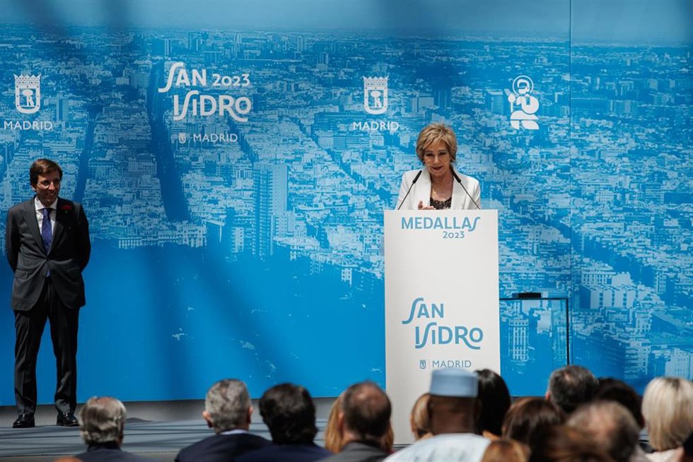 El alcalde de Madrid, José Luis Martínez Almeida, entrega a la presentadora Ana Rosa Quintana la medalla de Honor de la ciudad, en el Palacio de Cibeles a 15 de mayo de 2023, en Madrid, (España). 